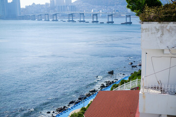 Obraz premium Huinnyeoul Culture Village in busan, south korea. Huinnyeoul Culture Village is a famous coastal villa with the view of the ocean.