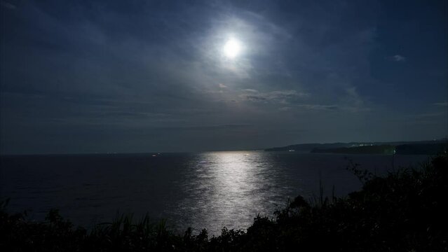 漁船が航海する真夜中の海を照らす満月の月光　タイムラプス　勝浦