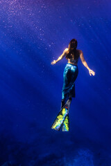 Obraz na płótnie Canvas underwater girl in a spectacular place