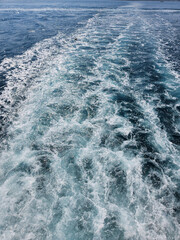 유람선에서 지나온길을 바라보며 부서지는 시원한 파도