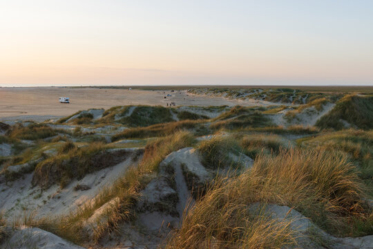 Blick auf den Autostrand Lakolk mit traumhafter D&uuml;nenlandschaft aud der d&auml;nischden Nordseeinsel R&ouml;m&ouml;.