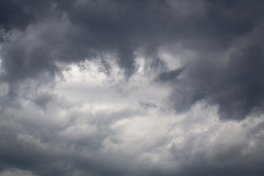 Cielo de tormenta en primavera (mayo, lluvia)