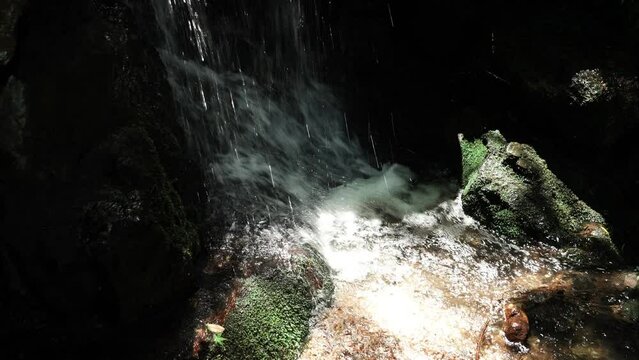 滝から落ちる水の素材