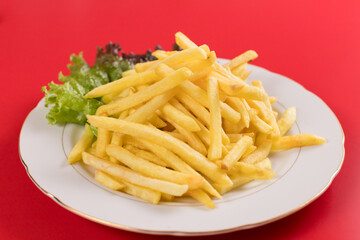 美味しいフライドポテトとサラダの料理