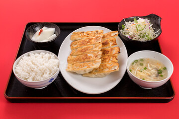 美味しい焼き餃子定食の風景