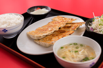 美味しい焼き餃子定食の風景