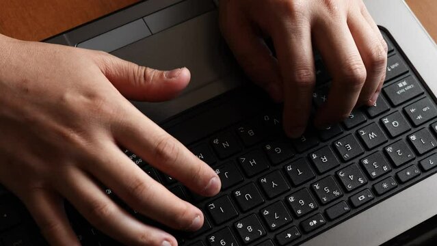 キーボードをタイピングする動画