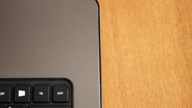 USBケーブルを差し込む動画