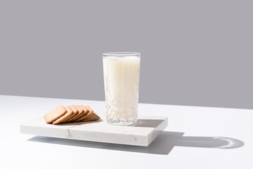 Vaso de leche con galletas de canela	