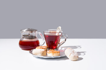 Té rojo con pasteles y dulces sobre mármol	