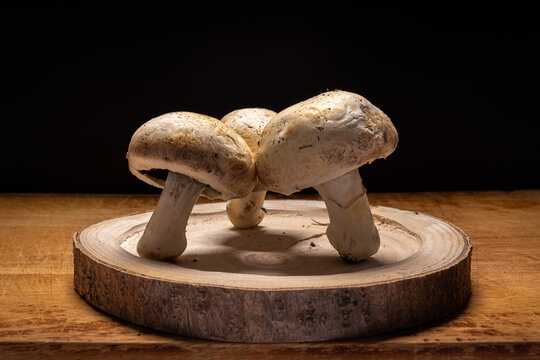 Piatto di funghi champignon su tagliere di legno