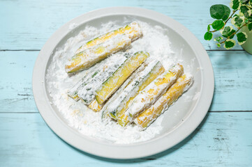 かたくり粉をまぶしたズッキーニ