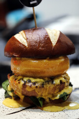 hamburguesa especial gourmet con carne y rosquilla dulce