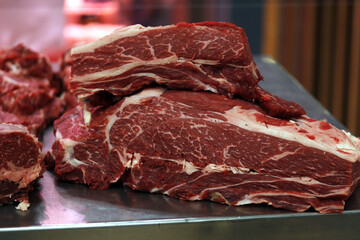 carne roja cruda en mostrador