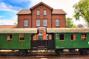 Bahnhof in Haselünne/ Emsland mit dem histrorischen Museumszug vor dem Bahnhofsgebäude. Aufnahme...
