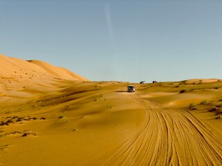 Fototapeta na wymiar Driving across the Wahiba desert with a 4x4 vehicle, Oman 