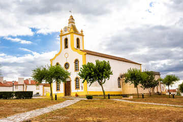 Small church in the Portuguese village of Flor Da Rosa - 604658928