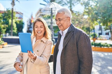 Obraz premium Middle age man and woman couple smiling confident having video call at park
