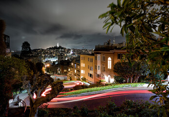 Blick auf die Lombard Street und die Weltstadt San Francisco