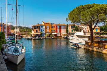Fototapeta na wymiar Yachts on the canal and colorful houses in Port Grimaud, France.