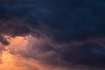 Nubi temporalesche al tramonto