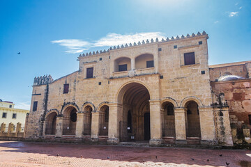 Fototapeta premium Catedral en el Parque Colón, Santo Domingo - República Dominicana