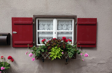 Fototapeta na wymiar Blumenfenster in Dinkelsbuehl