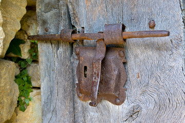 Cerradura oxidada en puerta de madera antigua 
