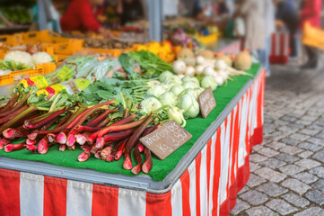 Verkauf von frischen Lebensmitteln auf einem Wochenmarkt