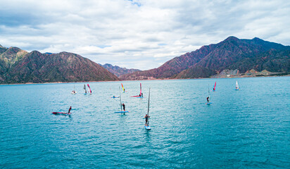 grupo de deportistos de deportes acuaticos en el lago pre cordillertanho windsurf 