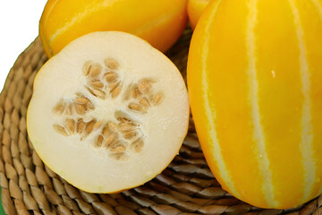 한국사람들이 즐기는 맛있게 잘익은 노랑색 과일. 오리엔탈 참외