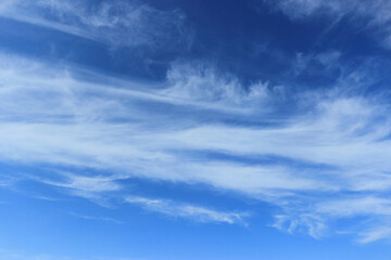 맑고 푸른 하늘을 배경으로 붓으로 흩날리게 색칠되어진 하얀색 구름들