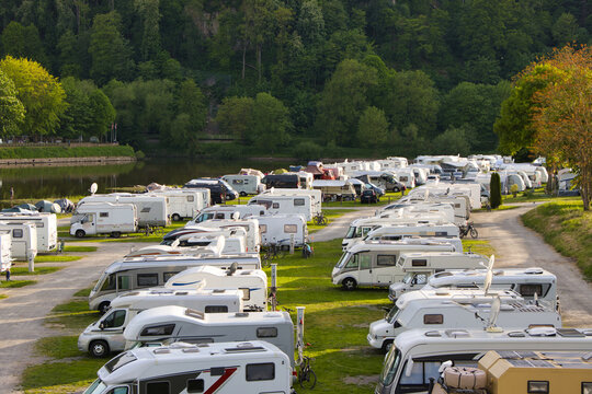 Wohnmobile auf Campingplatz an der Weser in Bad Karlshafen  -  Fahrzeuge in geordneten Reihen auf Parzellen mit Rasen 