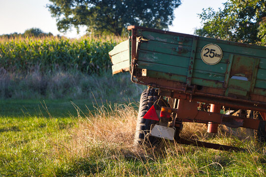 Alter Anh&auml;nger in der Abendsonne an einem landwirtschaftlichen Feld im Emsland