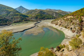 Fototapeta na wymiar Meanders of a river that create lagoons between mountains