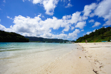 夏の石垣島の川平湾の澄んだ海とビーチと青い空