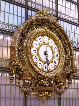 Grosse horloge ancienne dans le hall du mus&eacute;e d'Orsay, &agrave; Paris &ndash; janvier 2018 (France)