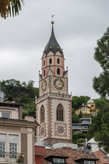 Fototapeta na wymiar Kirchturm von St. Nikolaus, Meran in Südtirol