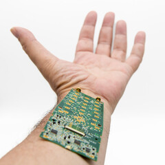 Brazo humano con una placa electrónica simulando un robot