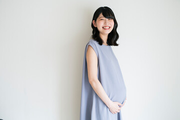 妊娠中の若い女性,白背景