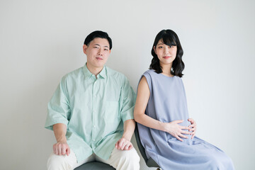 妊婦,若い夫婦,マタニティ,白背景