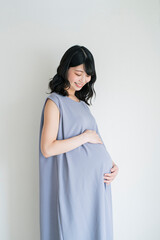 妊娠中の若い女性,白背景