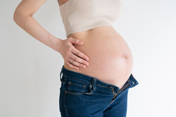 妊娠中の若い女性,白背景