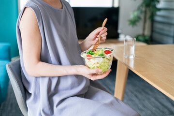 昼食にサラダを食べる妊婦