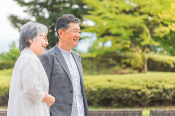 公園を歩くシニア・高齢者夫婦（横顔）
