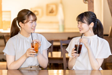 カフェ・喫茶店でティータイムを楽しむ若い日本人女性
