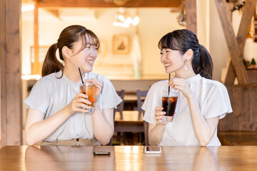 カフェ・喫茶店でティータイムを楽しむ若い日本人女性
