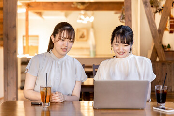 打ち合わせ・ミーティングをするフリーランスのアジア人女性
