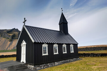 Fototapeta na wymiar The black church in Helinar, Iceland