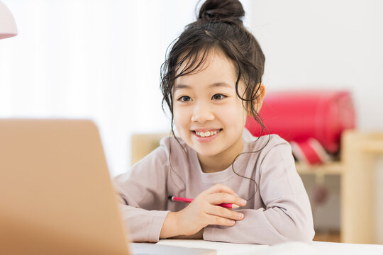 パソコンを見ながら勉強する女の子